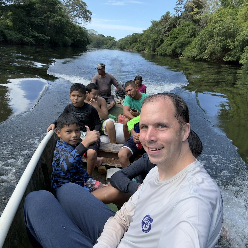 Met de familie koken aan de rivier