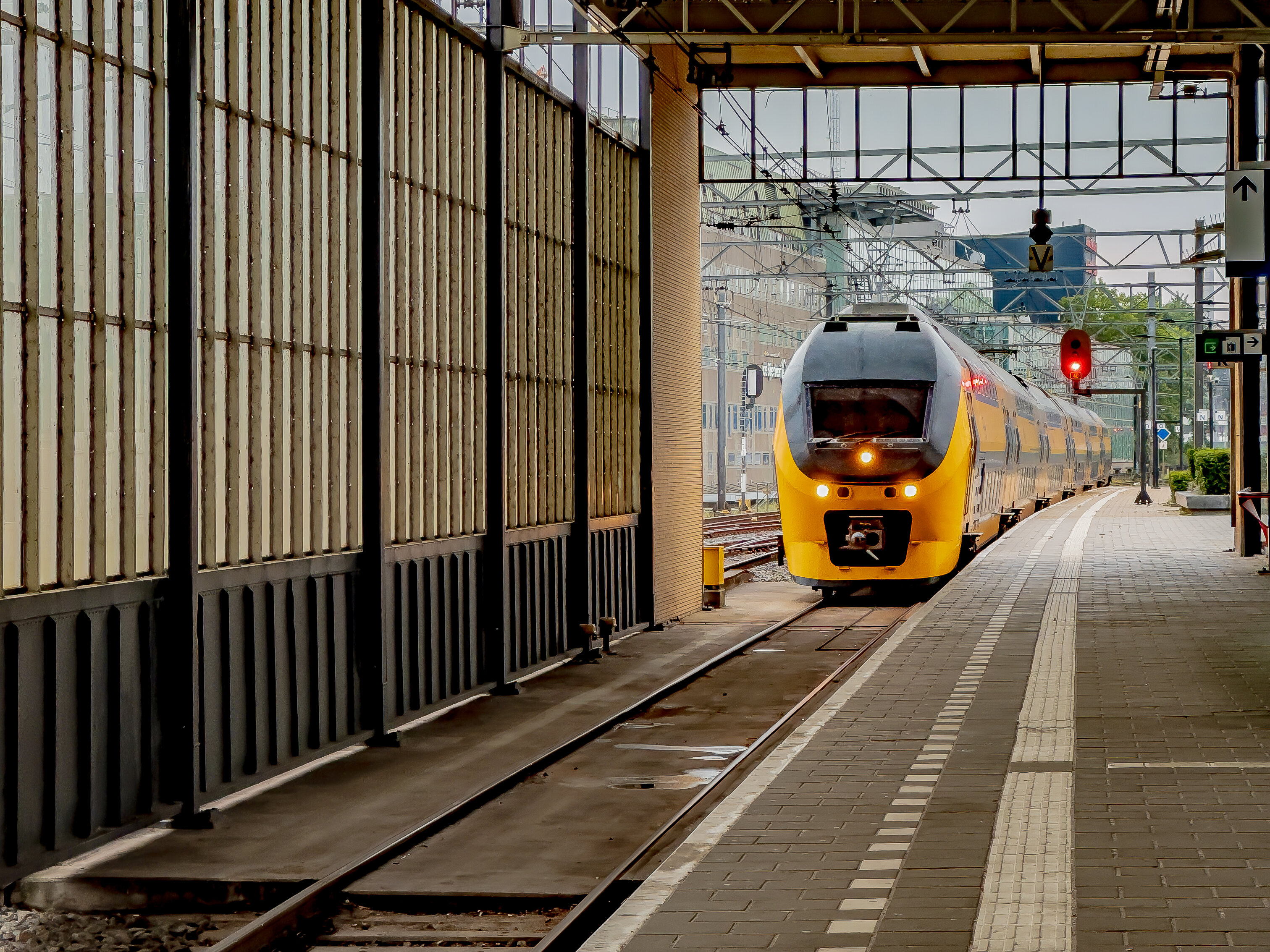 De hardlopers in het station lopen allen, maar slechts een wint de race.