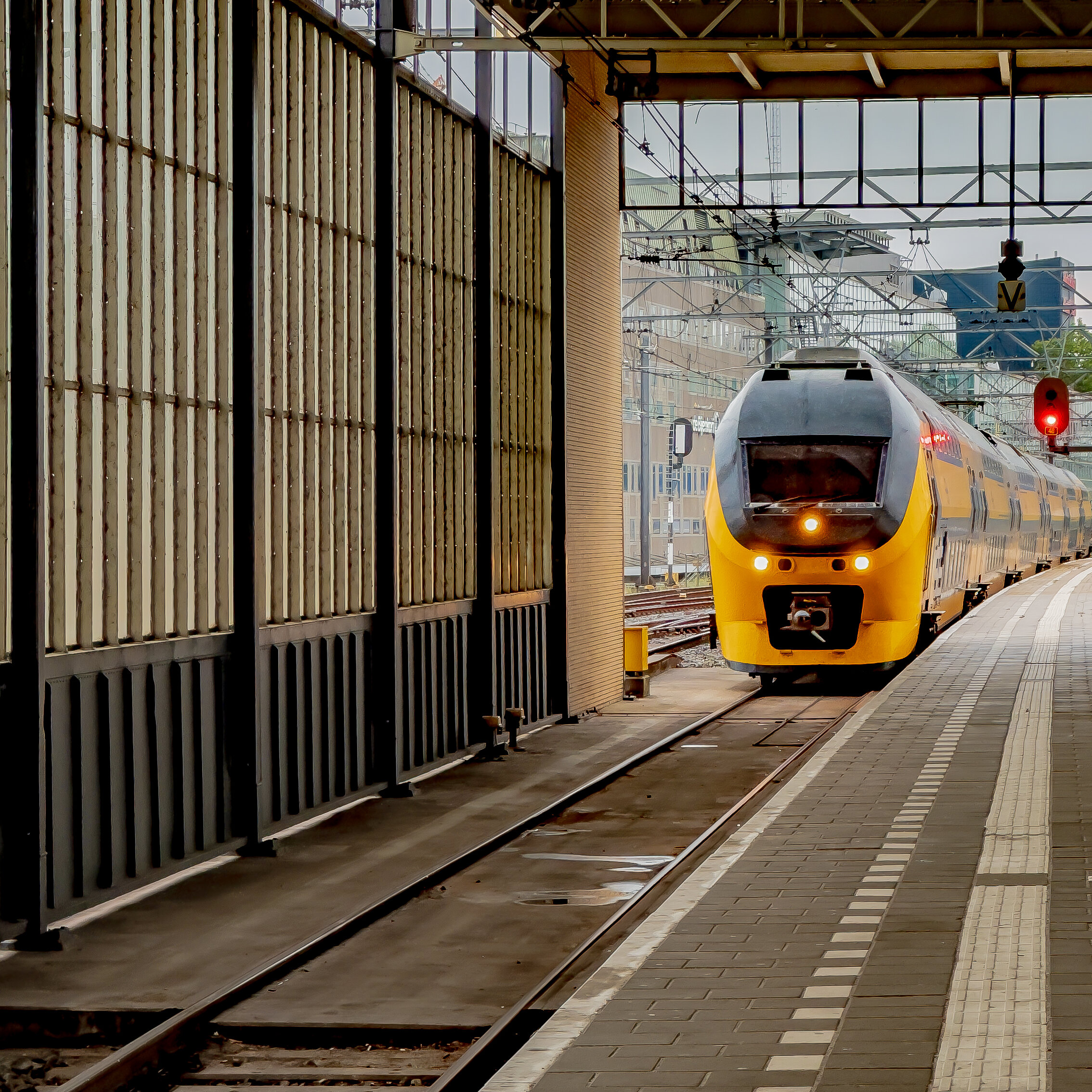 De hardlopers in het station lopen allen, maar slechts een wint de race.